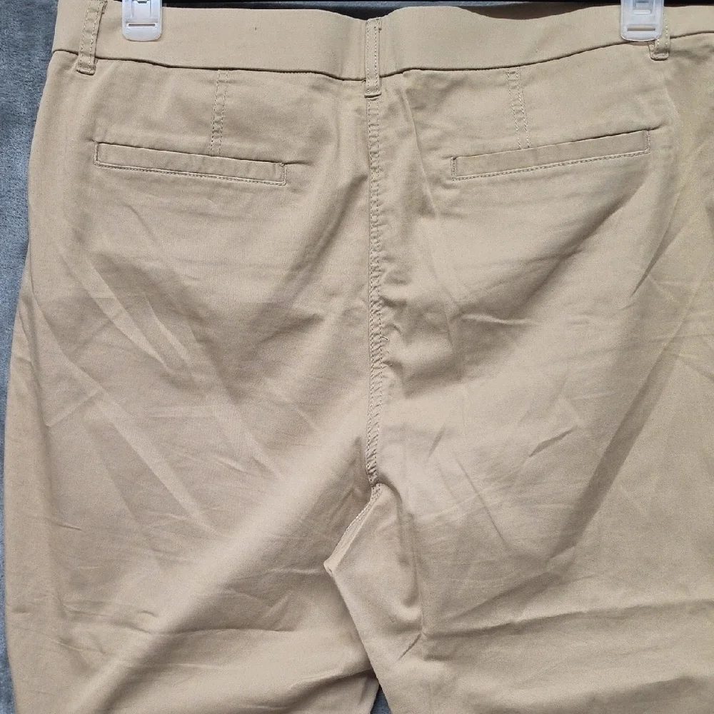 Chico's Khaki Cropped CaprI Pants az 2.5 (14)